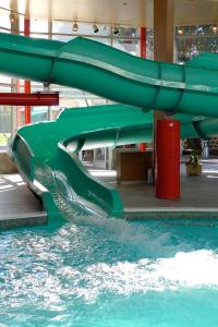 a water slide in a pool in a mall at Armon Plaza Montreal Airport in Montréal +7 photos