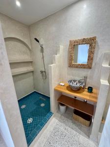 Ένα μπάνιο στο Riad Lalla Naty