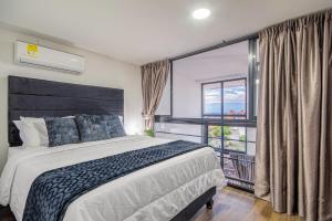 Ένα ή περισσότερα κρεβάτια σε δωμάτιο στο H103 I Spacious Luxury Duplex I Central