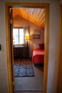Habitación con dormitorio con cama y ventana en Quiet Cabin Retreat, en Duck Creek Village