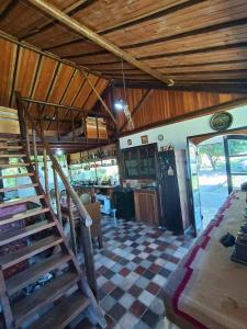 Ein Zimmer mit Treppe in einem Haus mit Schachbrettboden in der Unterkunft Casa da cachoeira na serra in Santo Antônio do Pinhal