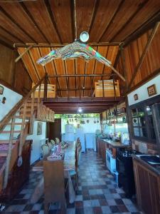 eine Küche mit einem Tisch und Stühlen in einem Haus in der Unterkunft Casa da cachoeira na serra in Santo Antônio do Pinhal