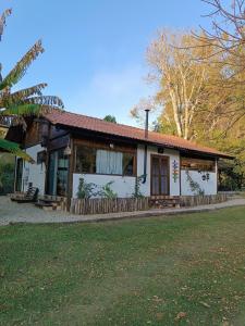 ein kleines weißes Haus mit einem roten Dach in der Unterkunft Casa da cachoeira na serra in Santo Antônio do Pinhal + 28 Fotos