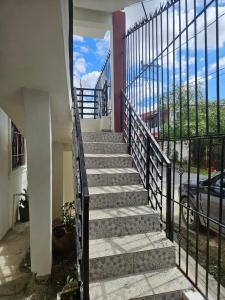 un escalier menant à un bâtiment avec balcon. dans l'établissement Eastern Breeze, à Hainamosa