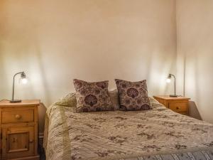 Un dormitorio con una cama con dos mesitas de noche y dos lámparas. en Lakeland Villa, en Bowness-on-Windermere 8 fotos más