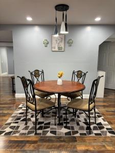 Una mesa de comedor y sillas sobre una alfombra a cuadros. en Quiet 2BR Albemarle Suite Near Morrow Mountain, en Albemarle
