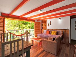 sala de estar con cama y balcón en Casa Cumbia Apartments, en Puerto Viejo