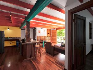 Una sala de estar con techos de rayas rojas, blancas y verdes. en Casa Cumbia Apartments, en Puerto Viejo 6 fotos más