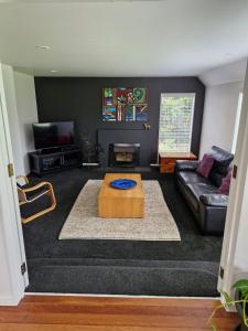 凯里凯里Garden Oasis的带沙发和咖啡桌的客厅