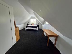 凯里凯里Garden Oasis的阁楼间设有床和木桌