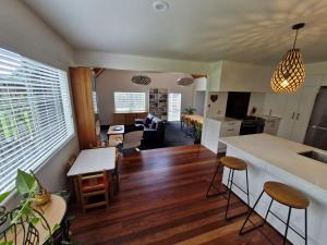 凯里凯里Garden Oasis的厨房、带厨房的客厅和客厅