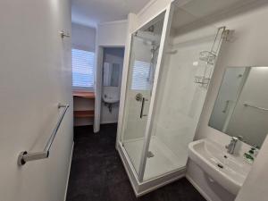 凯里凯里Garden Oasis的带淋浴和水槽的白色浴室 更多27张照片