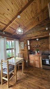 エセイサにあるRukalem Cabañas Apartの木製キッチン(テーブル、コンロ付) +9枚の写真