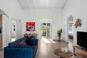 a living room with a blue couch and a table at luxe villa met panormisch zicht en privézwembad in Fontein