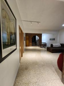 Una sala de estar con un sofá y un cuadro en la pared. en Apartment in Zona Colonial, en Santo Domingo