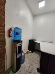 una habitación con un tanque de agua encima de un refrigerador en Apartment in Zona Colonial, en Santo Domingo