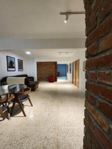 una sala de estar con una pared de ladrillo en Apartment in Zona Colonial, en Santo Domingo 13 fotos más