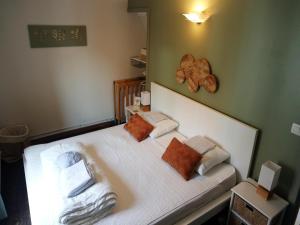 Un dormitorio con una cama con sábanas y almohadas blancas. en Spacious holiday home in Bruges, en Brujas