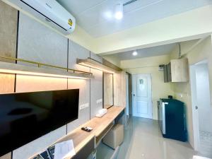 cocina con TV grande en una habitación en ปาวาติ ชีวา เขาใหญ่ Parvati Chiva Khaoyai, en Nong Sarai 4 fotos más
