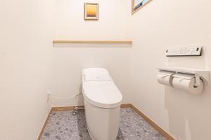 Un baño con un inodoro blanco en una habitación. en The Dolphin, en Inzai 42 fotos más