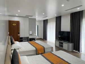 une chambre avec deux lits et une télévision à écran plat dans l'établissement Nhật Minh Hotel - Lạng Sơn, à Lạng Sơn 23 autres photos