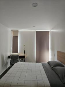 een slaapkamer met een groot bed en een bureau bij NSI Alameda Park Humboldt Mexico City in Mexico-Stad
