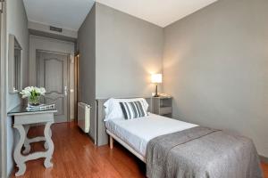 une chambre avec un lit et une table avec une lampe dans l'établissement Hotel Visos Di Sole,  2 autres photos