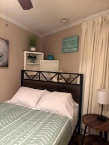 Un dormitorio con una cama con un edredón verde. en Seawall Breeze One bedroom Condo in Galveston, en Galveston 16 fotos más