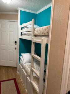 Litera con 2 literas en Seawall Breeze One bedroom Condo in Galveston, en Galveston