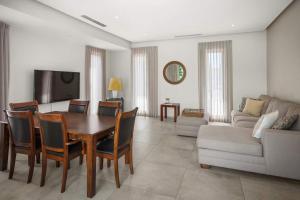 TV a/nebo společenská místnost v ubytování Exclusieve Villa Met Privzwembad - Lxry 4