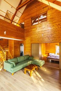 Posezení v ubytování 那須グランドヴィラ 那須の中心地 屋根付きデッキでBBq カラオケ 自然に囲まれた静かな環境 での団欒