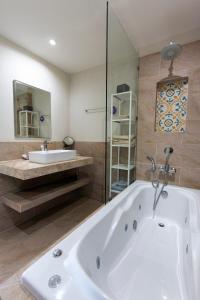 Ένα μπάνιο στο C242 Panoramic Sea View 2BR Infinity Pool & Gym