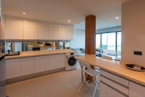 Η κουζίνα ή μικρή κουζίνα στο C242 Panoramic Sea View 2BR Infinity Pool & Gym