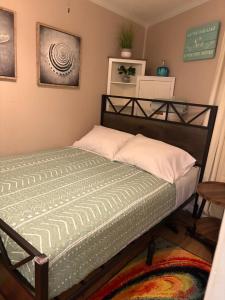 Un dormitorio con una cama con un edredón verde. en Seawall Breeze One bedroom Condo in Galveston, en Galveston