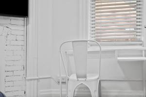 ピッツバーグにあるPittsburgh Shadyside 3B Modern and Cozy Private Bedroom with Shared Bathroomの白い椅子