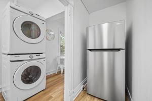 ピッツバーグにあるPittsburgh Shadyside 3B Modern and Cozy Private Bedroom with Shared Bathroomのキッチン(冷蔵庫、洗濯機、乾燥機付) +5枚の写真