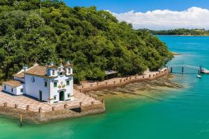 uma ilha na água com uma torre do relógio em Paraíso da Bahia em Graça