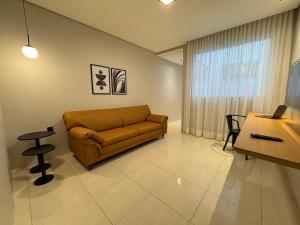 a living room with a couch and a table at Apartamento no centro! Próximo a tudo! in Barreiras +2 photos