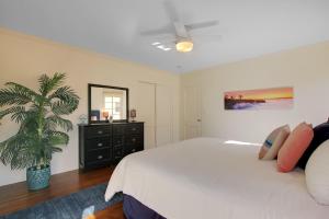 Un dormitorio con una cama y una planta. en West Beach Villa 2, en Santa Bárbara 33 fotos más