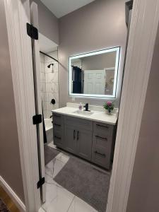 Et badeværelse på Cozy Condo Near Portsmouth Naval + 12 billeder