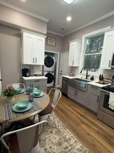 Køkken eller tekøkken på Cozy Condo Near Portsmouth Naval