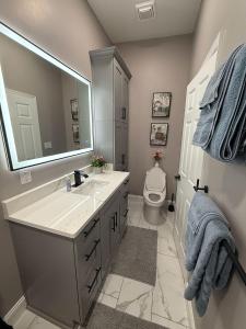 Et badeværelse på Cozy Condo Near Portsmouth Naval