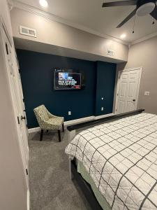 En eller flere senge i et værelse på Cozy Condo Near Portsmouth Naval