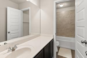 un baño con lavabo e inodoro en 5BR Furnished Stay Near Randolph AFB & Hospitals, en Cibolo 31 fotos más