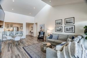 una sala de estar con un sofá y una mesa en Leadbetter Beach Retreat, en Santa Bárbara