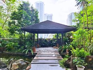 Κήπος έξω από το Philora Suites