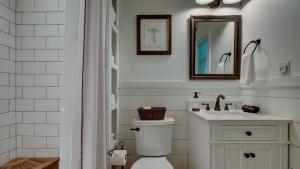 Un baño de Mountain Laurel Tree House