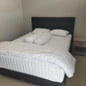 Ένα ή περισσότερα κρεβάτια σε δωμάτιο στο Homestay AT 30, Awanatownhouse