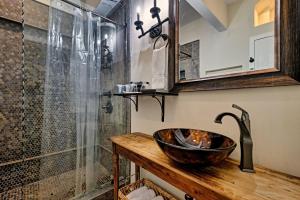 un baño con lavabo y ducha en Floralia, en Highlands 35 fotos más