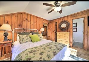 Un dormitorio con una cama y un ventilador de techo. en Floralia, en Highlands